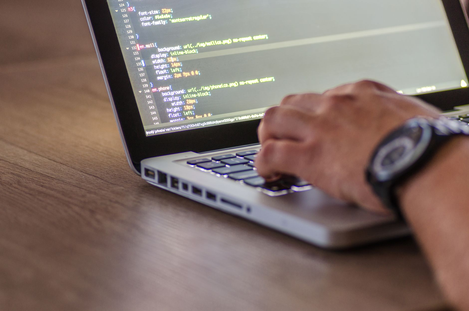 Фото Pexels для статьи «Вопросы на собеседовании JavaScript-разработчику в 2026: что спрашивают и как готовиться», автор: Lukas Blazek